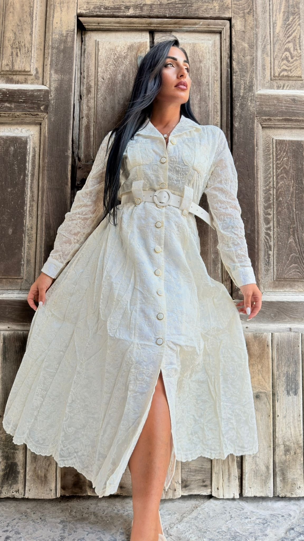 Abito bianco in pizzo effetto floreale – elegante e romantico