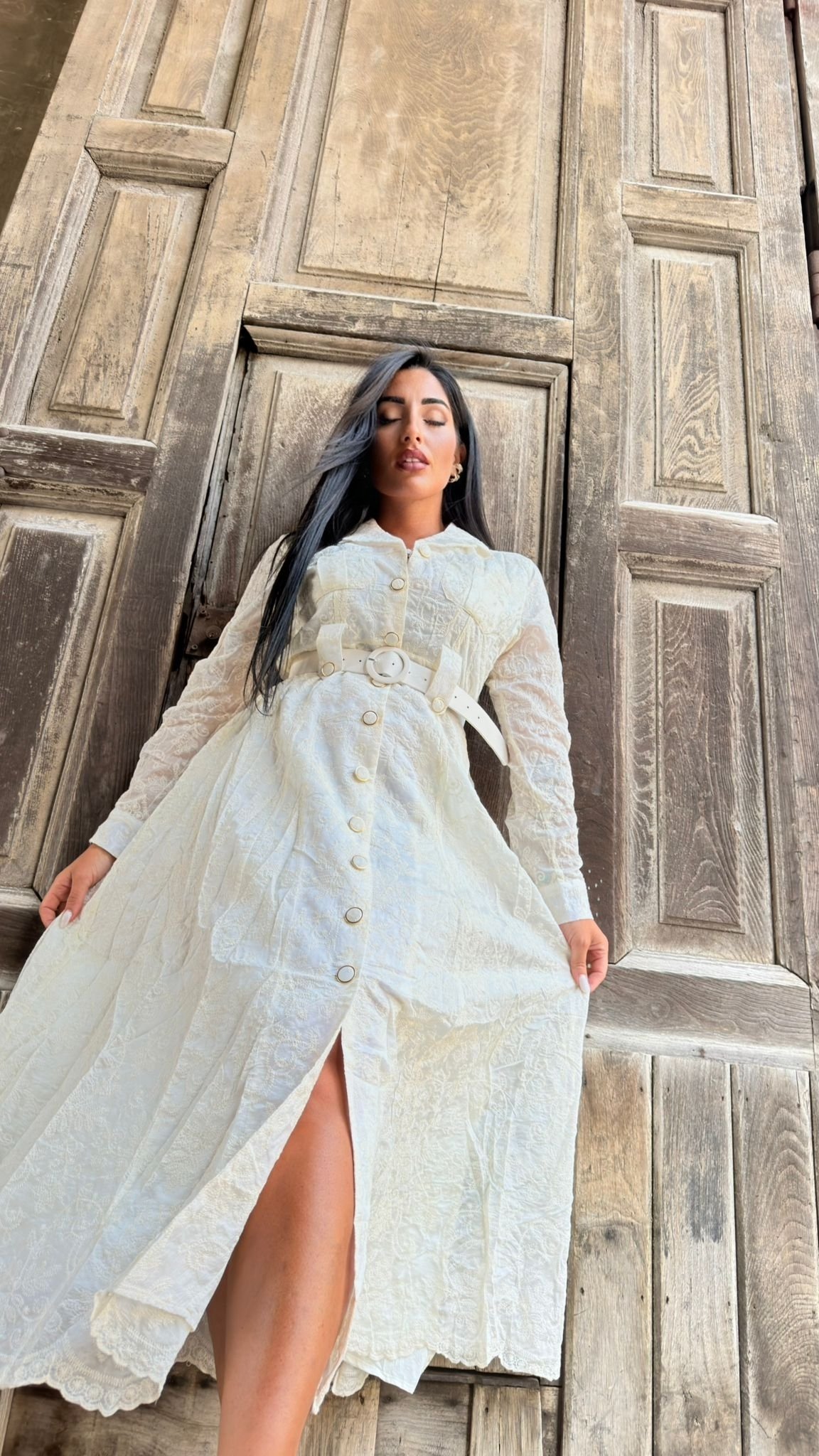 Abito bianco in pizzo effetto floreale – elegante e romantico - immagine 3